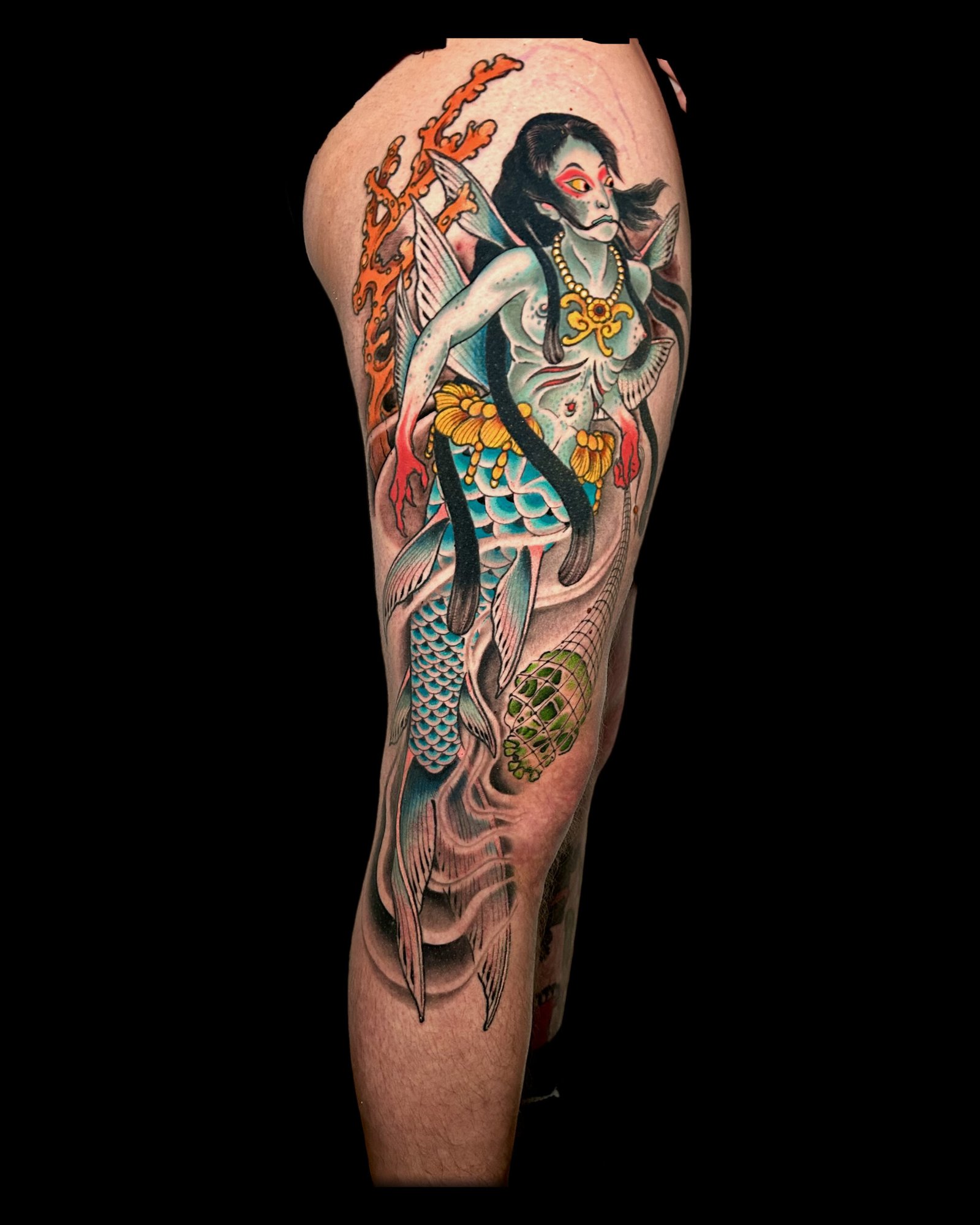Tattoo sirena sulla coscia su pelle vera